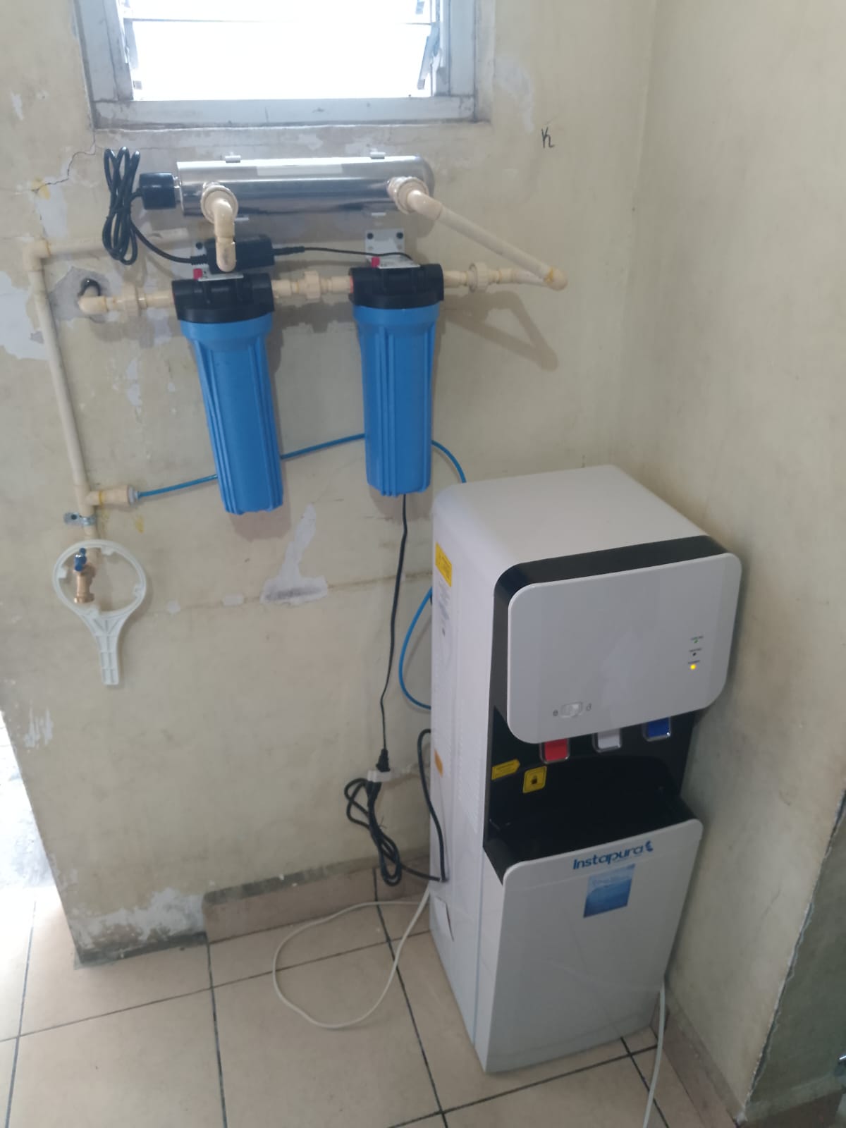 Equipo purificador doméstico con despachador de agua fría y caliente
