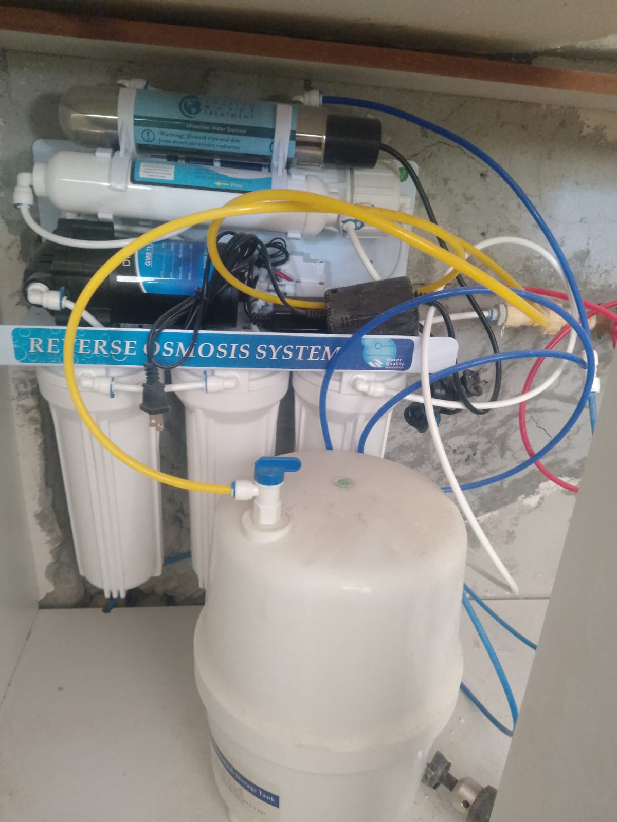 Equipo purificador por ósmosis inversa y U.V. doméstico de 1 gpm